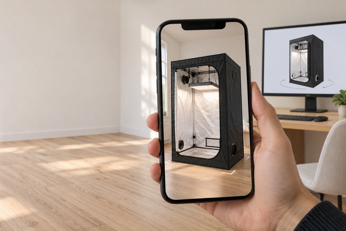 Smartphone mit AR-Ansicht einer Growbox im Raum und 3D-Produktviewer auf dem Monitor im Hintergrund